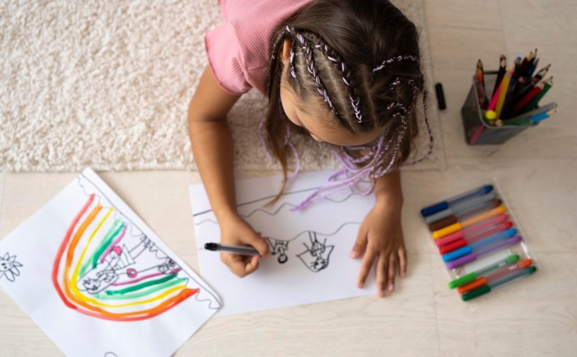كيف يساعد الرسم الطفل على تحرير مشاعره المكبوتة؟