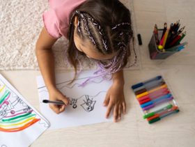 كيف يساعد الرسم الطفل على تحرير مشاعره المكبوتة؟