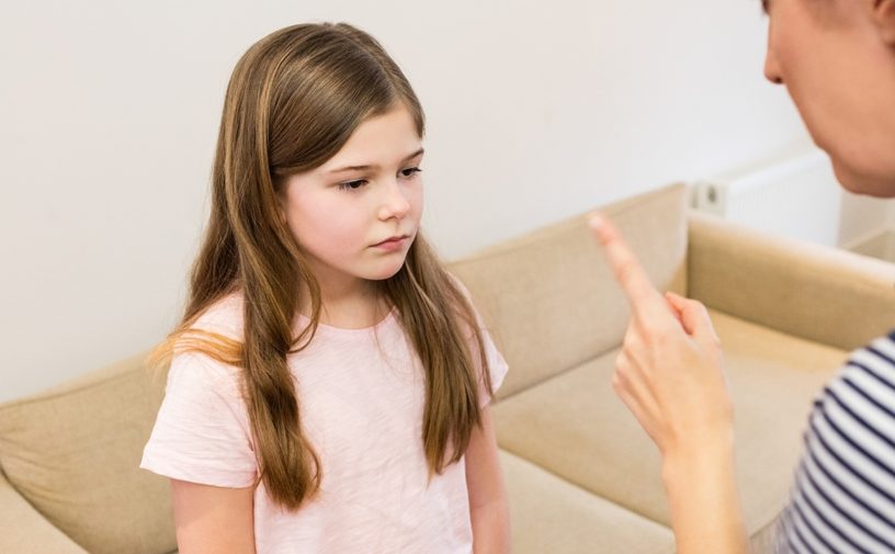 التوبيخ أمام الناس يترك جرحًا في نفس الطفل يصعب شفاؤه!