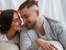 علامات حب الزوج لزوجته بجنون