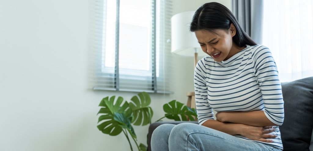 امرأة تعاني من آلام في البطن