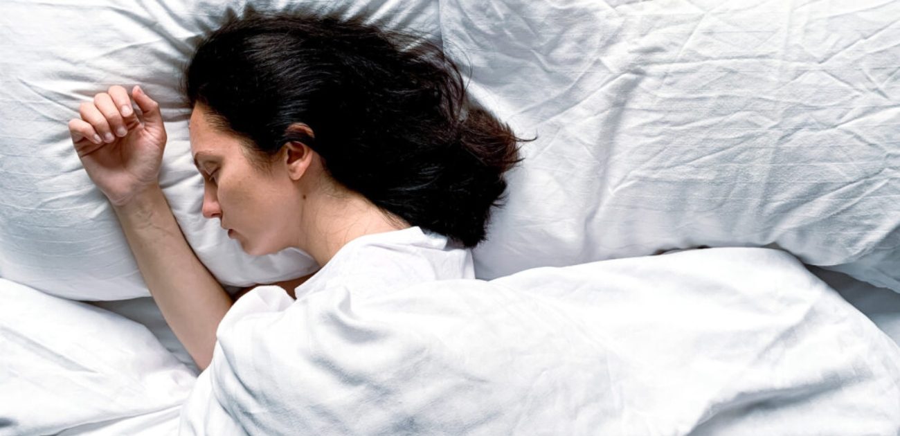 امرأة نائمة في السرير