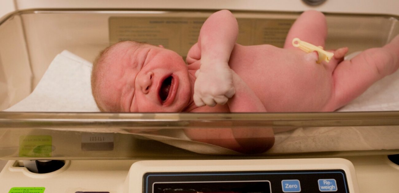 طفل رضيع يبكي