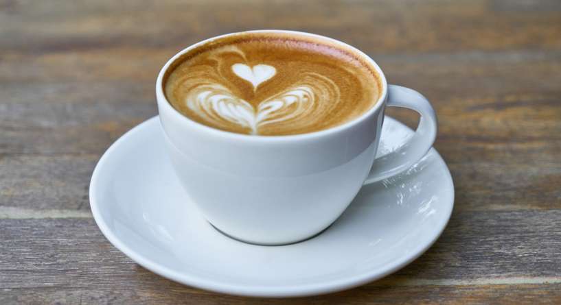 هل تعلمين أنّ فنجان القهوة بعد الظهر يسرق ساعات من نومك؟