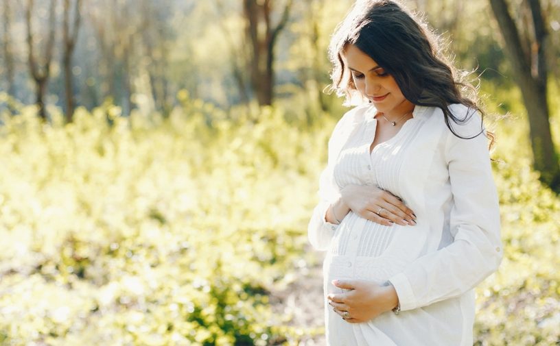 تبحثين عن طريقة آمنة لتخفيف التورّم أثناء الحمل؟ الأطباء يكشفون الوصفة المجانية!