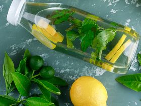 لن تصدّقي ما يفعله غلي قشور الليمون مع الخل داخل منزلك!