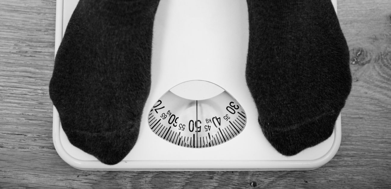 شخص يقف على الميزان