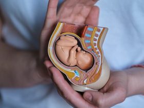 متى ينقلب الطفل