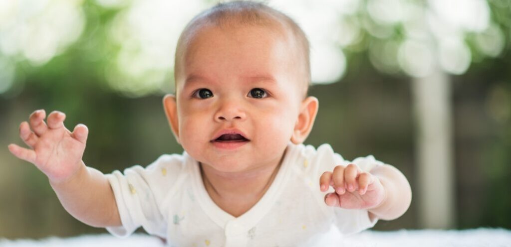 طفل رضيع سعيد