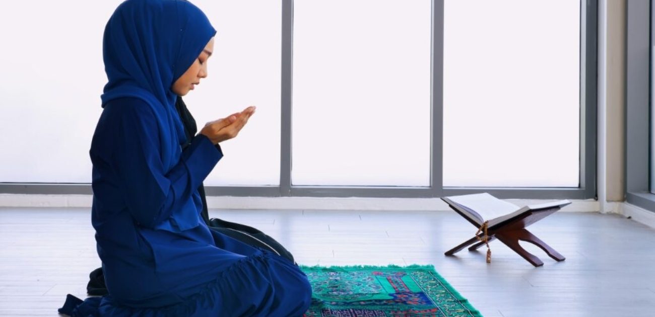 امرأة مسلمة تصلّي