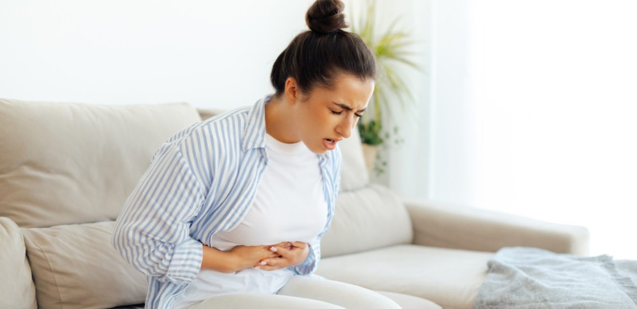 امرأة تعاني من آلام في البطن