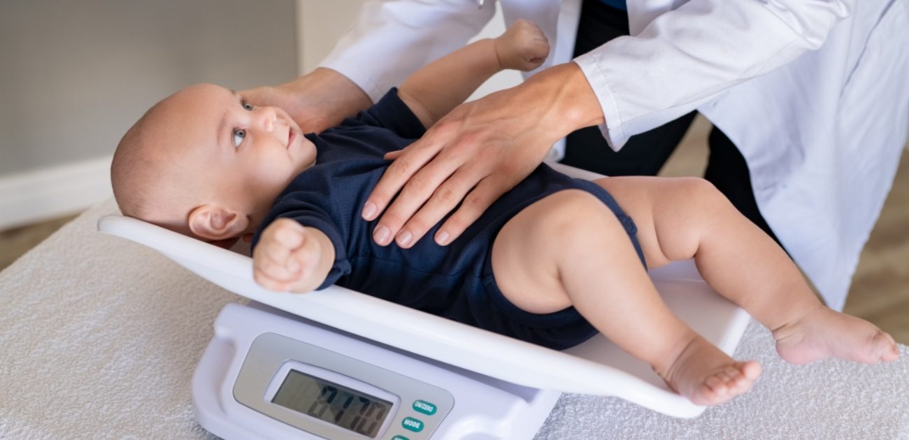 طفل رضيع على الميزان