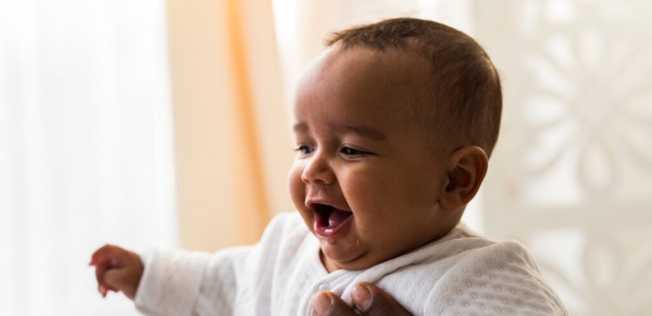 طفل رضيع سعيد