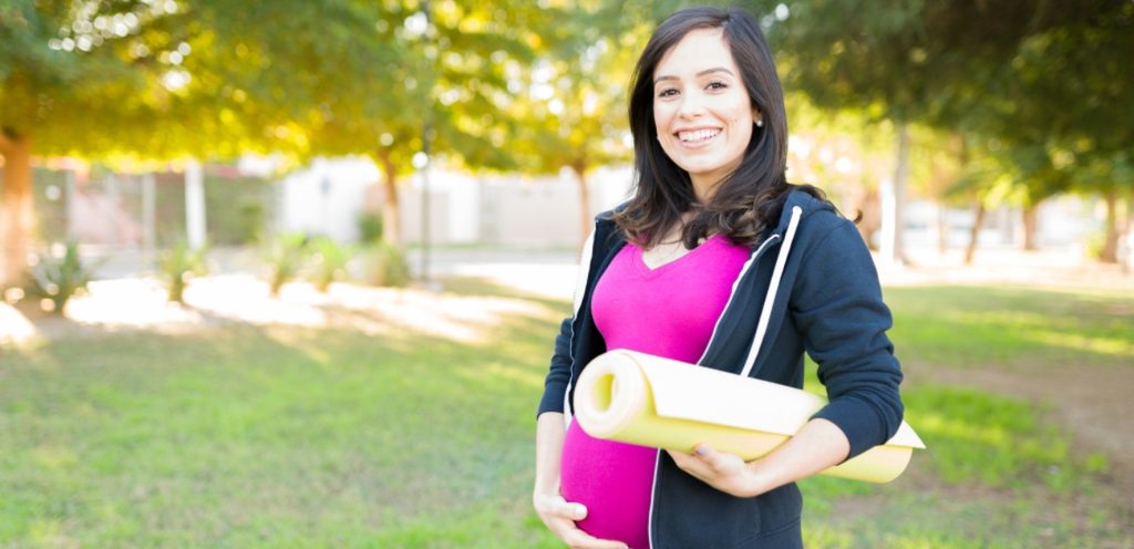 امرأة حامل سعيدة