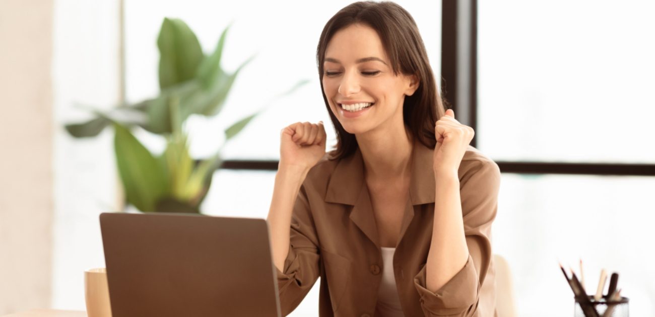 امرأة سعيدة في العمل