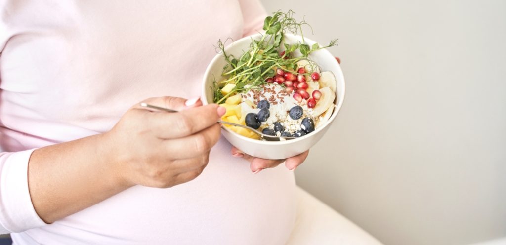 امرأة حامل تتناول الطعام