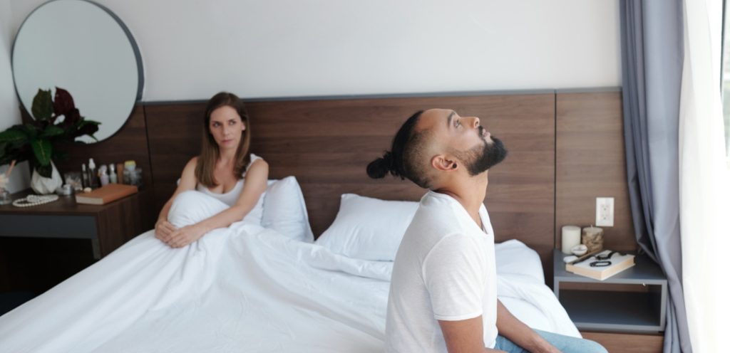 زوجان حزينان في السرير