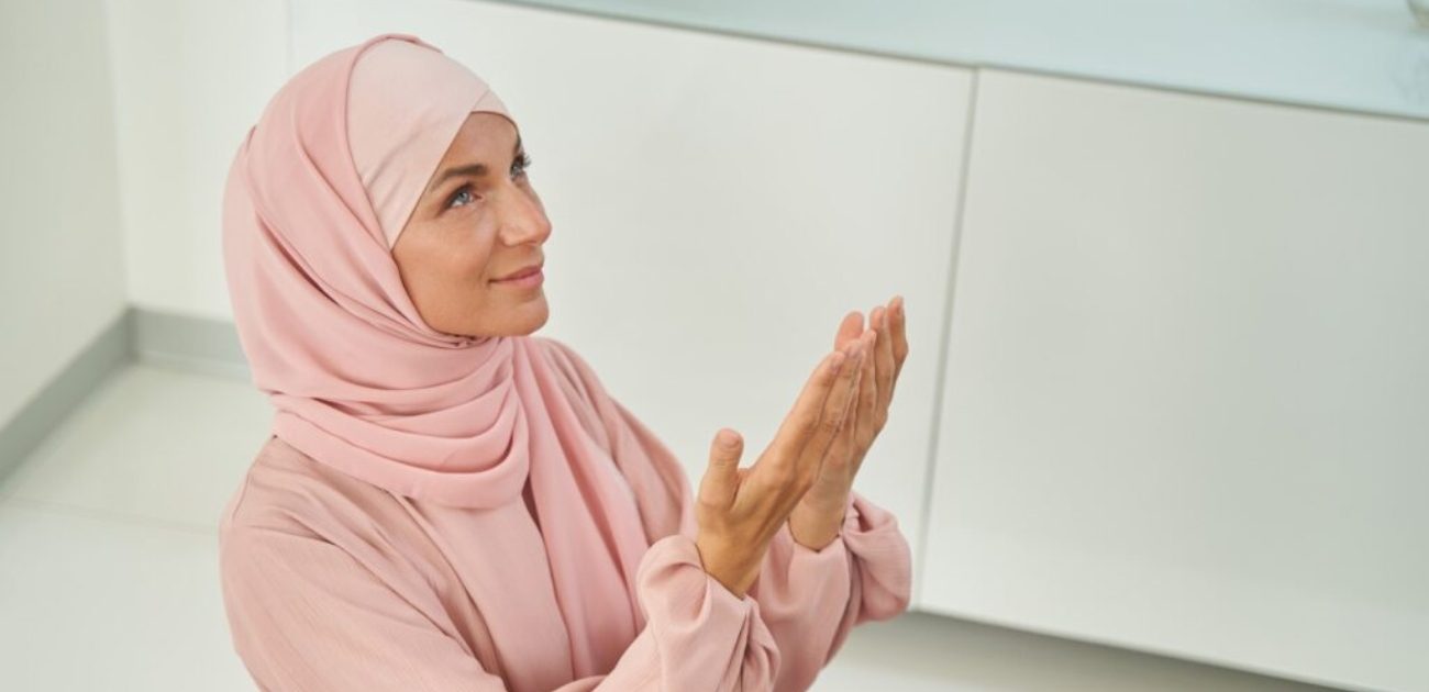 امرأة مسلمة تصلّي