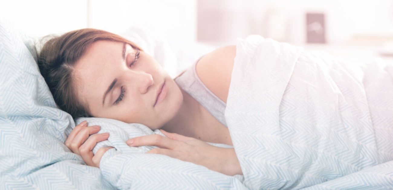 امرأة نائمة في السرير