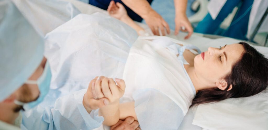 امرأة حامل أثناء الولادة