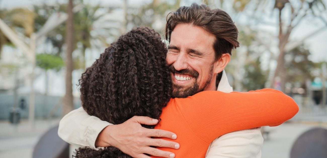 زوجان متعانقان