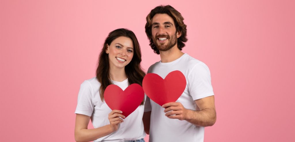 زوجان يمسكان قلبين
