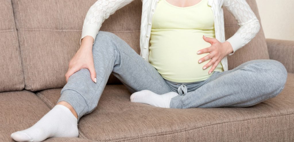 امرأة حامل تعاني من ألم في الأرجل