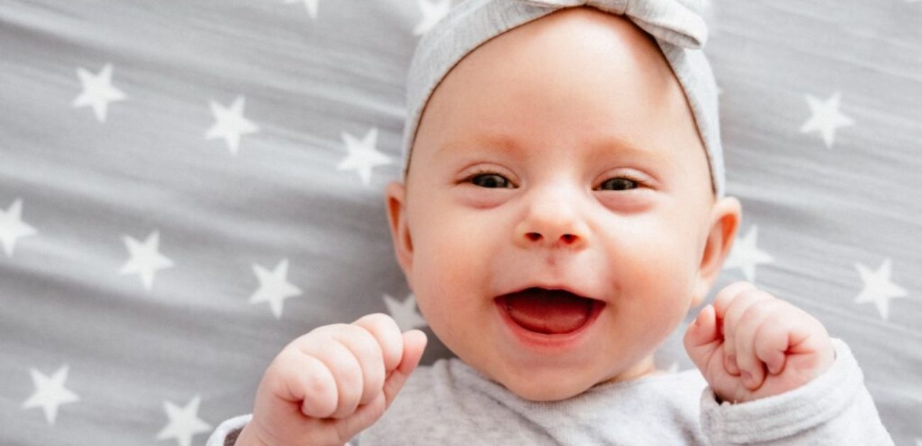 طفل رضيع سعيد