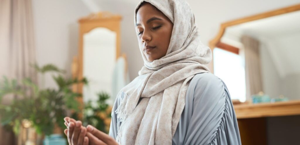 امرأة مسلمة تصلّي