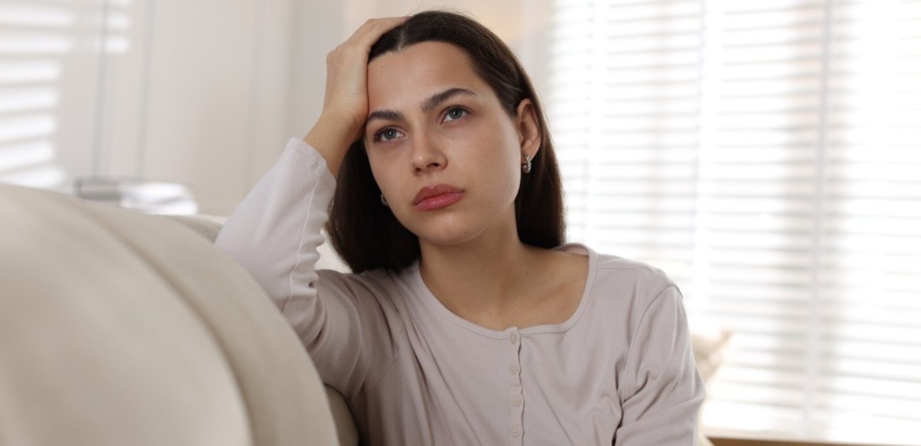 امرأة حزينة