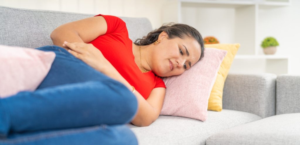 امرأة تعاني من آلام في البطن