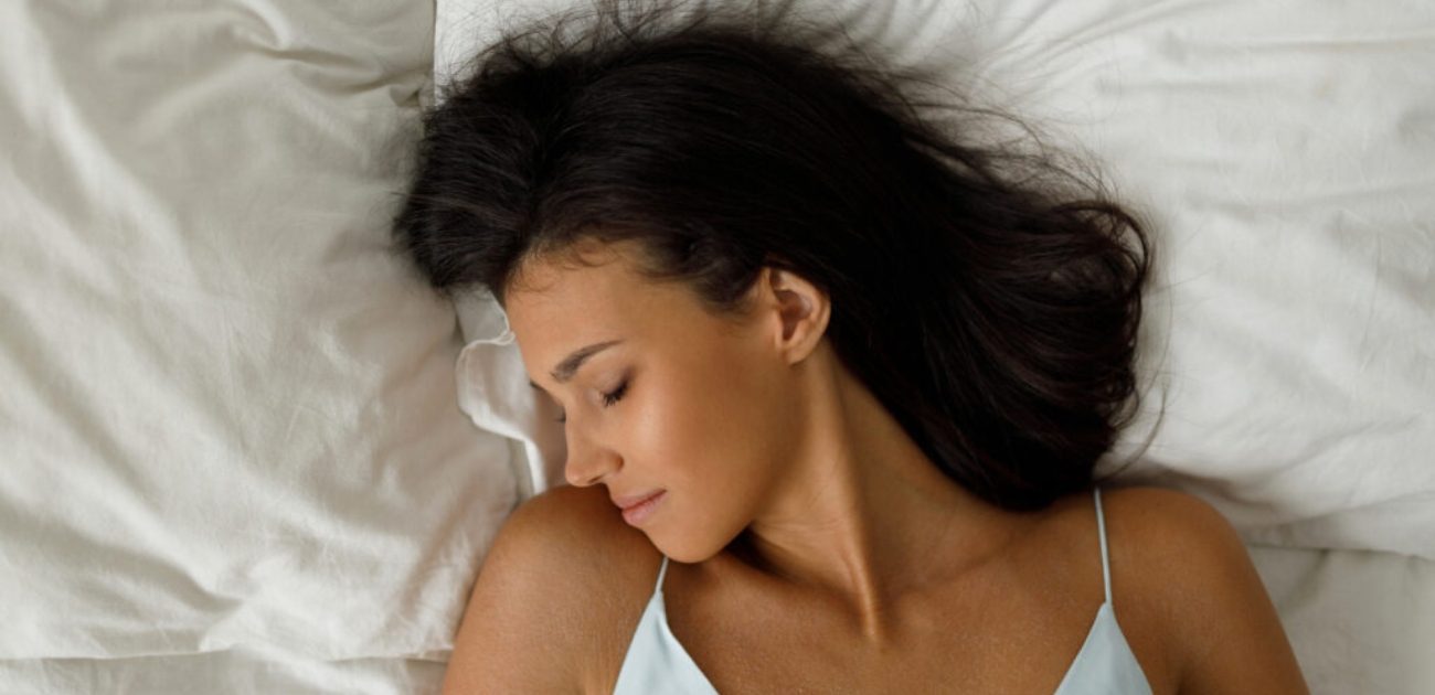 امرأة نائمة في السرير