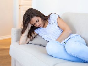 الم أسفل البطن جهة اليمين هل هو حمل