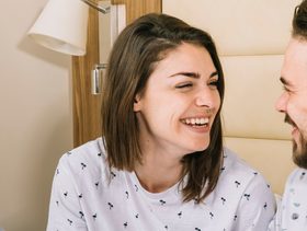 حين يصبح الضحك علاجًا: كيف يعيد المرح الدفء إلى العلاقات؟