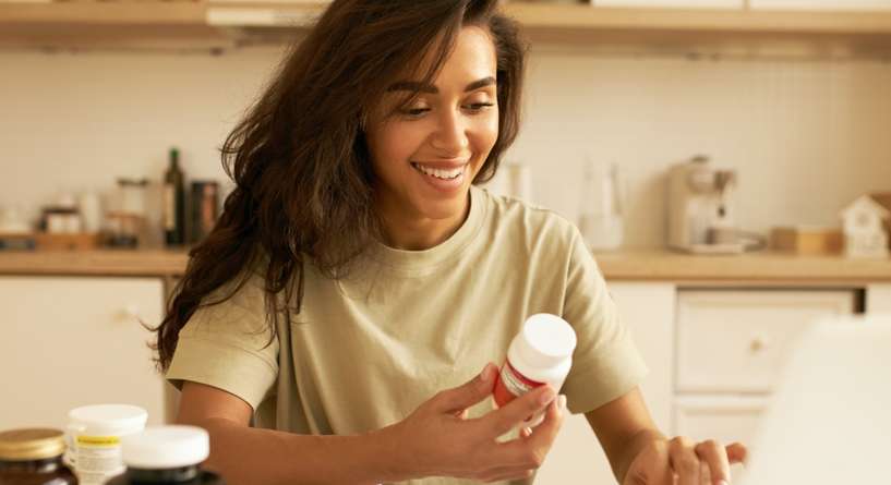 خبراء يحذّرون: فيتاميناتك اليومية قد تضرّ كبدك من دون أن تشعري!