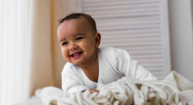 متى يتكلم الطفل