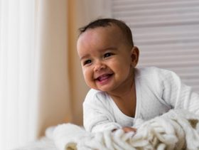 متى يتكلم الطفل