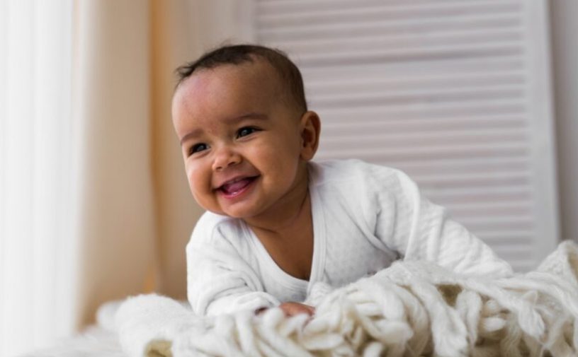 متى يتكلم الطفل