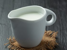 بحث جديد يكشف: شرب الحليب البارد يخفّف عصبية الأطفال بفعالية مدهشة