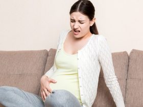 نغزات في السرة للحامل