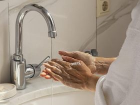 كيف يكون غسل اليدين وسيله للحمايه من الامراض