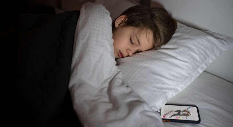 الظلام سرّ نمو الدماغ: بحث جديد يكشف أهمية نوم الطفل في غرفة مظلمة