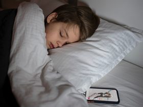 الظلام سرّ نمو الدماغ: بحث جديد يكشف أهمية نوم الطفل في غرفة مظلمة