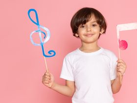 الموسيقى تفتح أبواب اللغات: كيف يتعلّم الطفل أسرع عبر الإيقاع؟