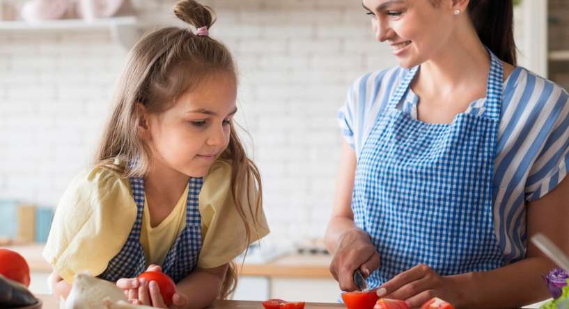 دراسة تكشف: مشاركة الأطفال في المطبخ تزرع الوعي الغذائي منذ الصغر