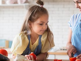 دراسة تكشف: مشاركة الأطفال في المطبخ تزرع الوعي الغذائي منذ الصغر