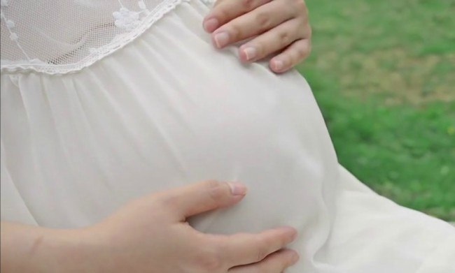 جنين تخرج ساقه من رحم أمه خلال الحمل