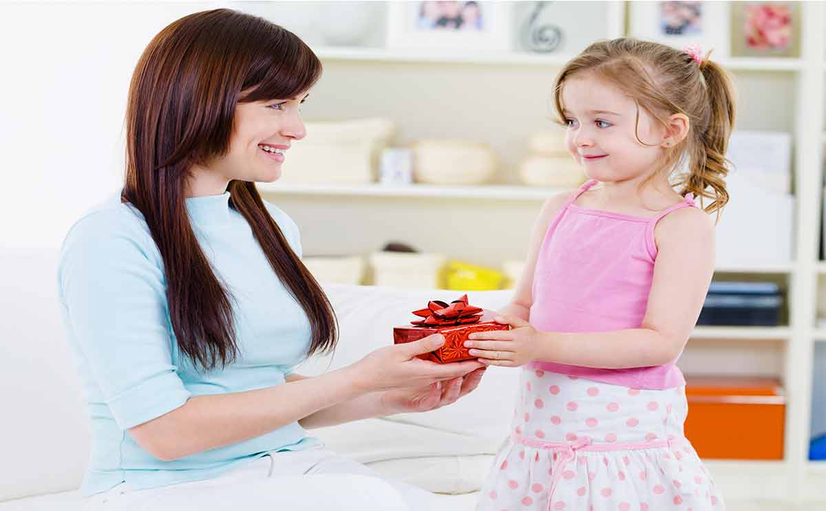 تقديم الهدايا للأطفال