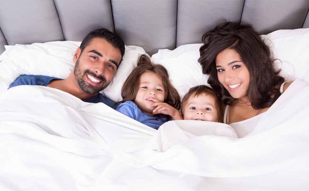 امور على الزوجين القيام بها امام الطفل