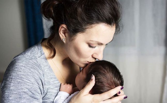سبب حركة راس الطفل الرضيع يمين ويسار